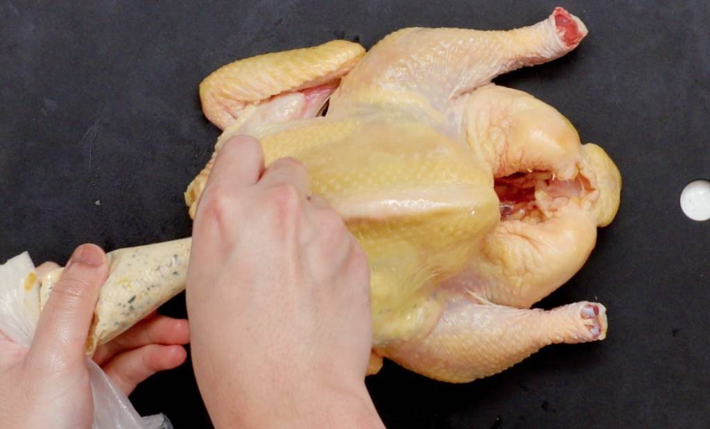 聖誕大餐 把一半醃料塗進雞腔內。在雞頸外皮整出開口，把一部分醃料塗在皮與肉之間。其他均勻塗在雞外面。