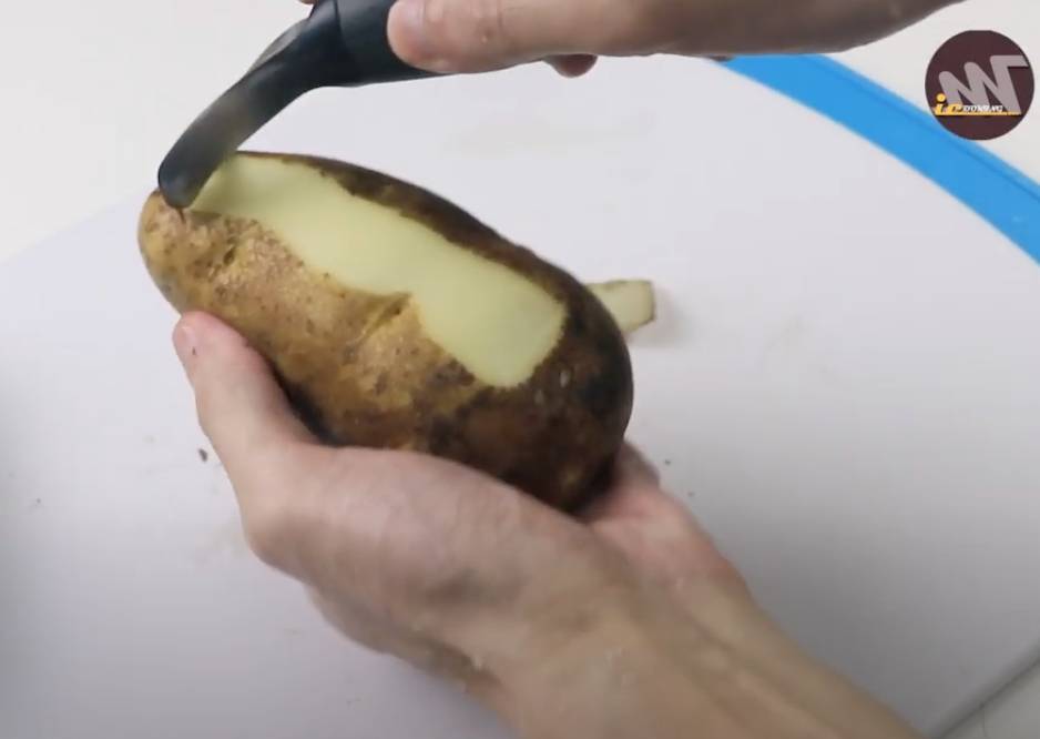 將薯仔清洗乾淨、去皮及切件。（圖片來源：YouTuber「Mic Mic Cooking」）