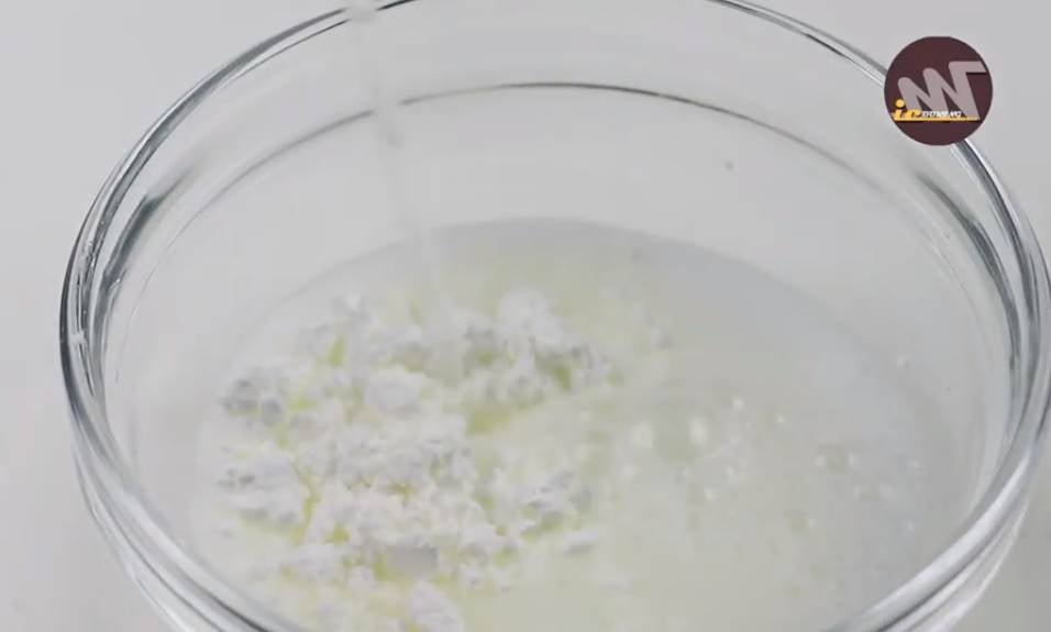 開始做醬汁，把生粉加入適量水拌勻。（圖片來源：YouTuber「Mic Mic Cooking」）