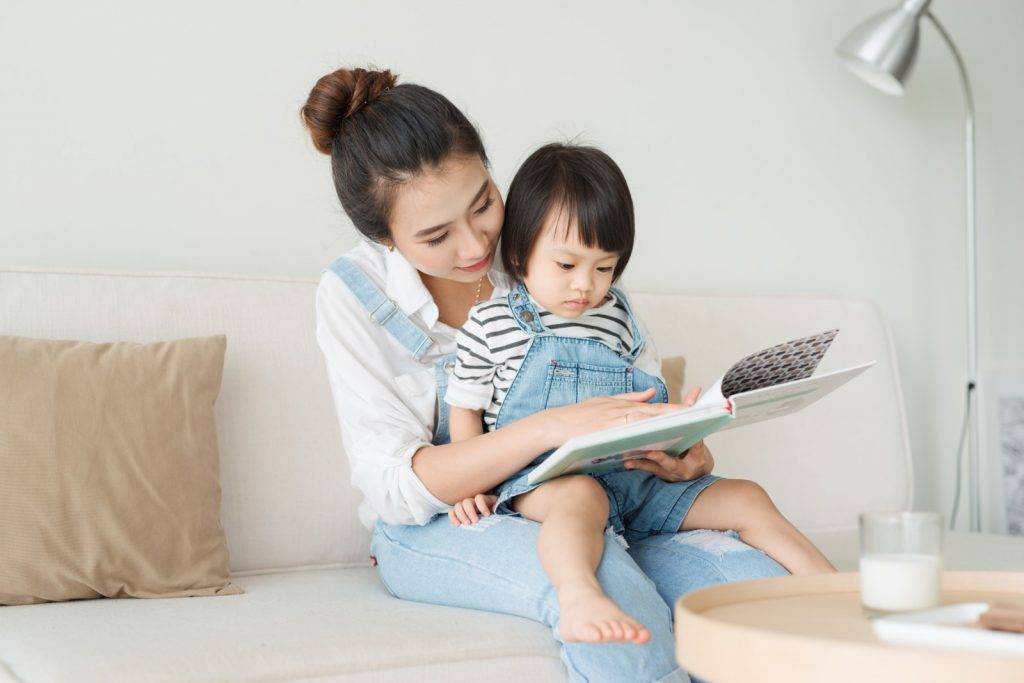 親子共讀 親子共讀可增進親子關係，和孩子無隔膜。
