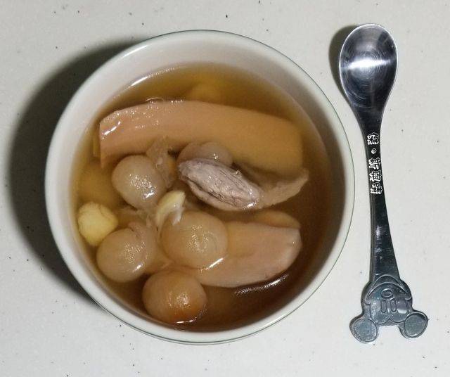 大寒養生湯水食譜1. 雙蓮鮮百合桂圓燉湯