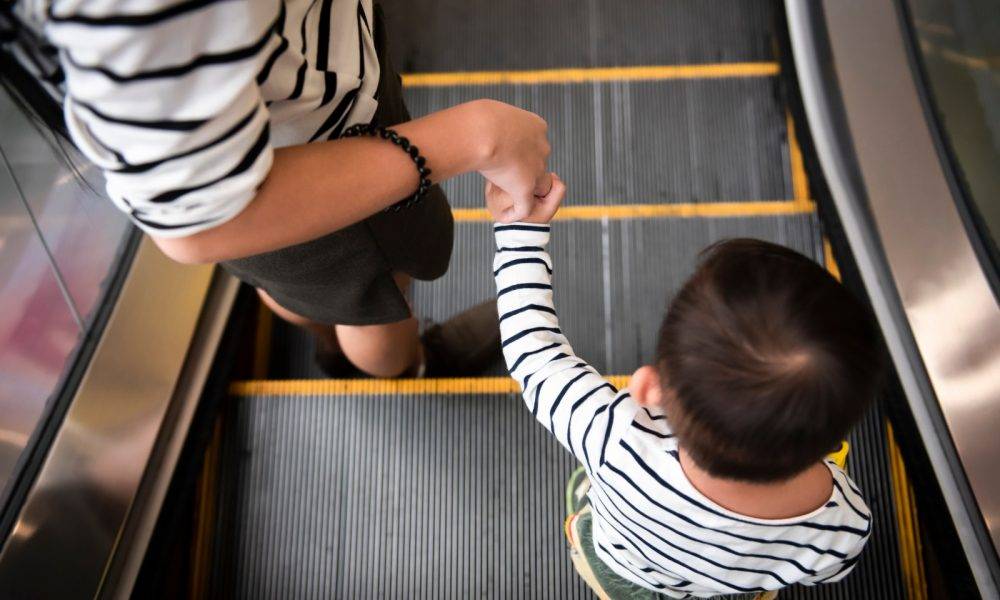 拒在扶手電梯上讓路反被罵 台媽：何必犧牲自己與小孩安全？