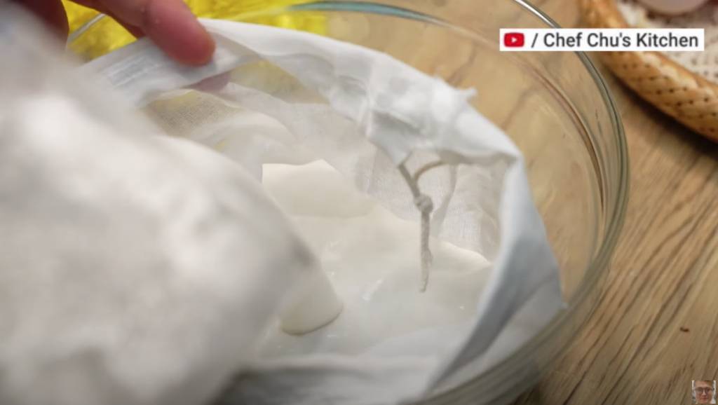 年糕食譜 用布過濾米漿，扭乾水份，製成633.5g的糯米糰，備用。