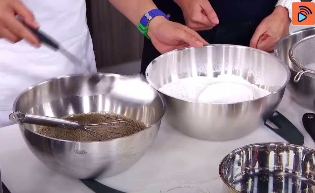 年糕食譜 將糯米粉逐少倒入已放涼的黑糖水中，一邊攪拌成幼滑粉漿。