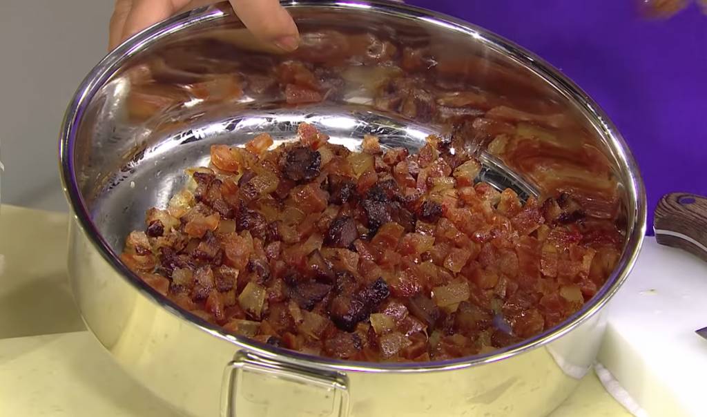 蘿蔔糕食譜 臘腸、臘肉蒸至軟身後切粒。圖片來源：TVB Big Big channel煮食節目《COOK》影片截圖