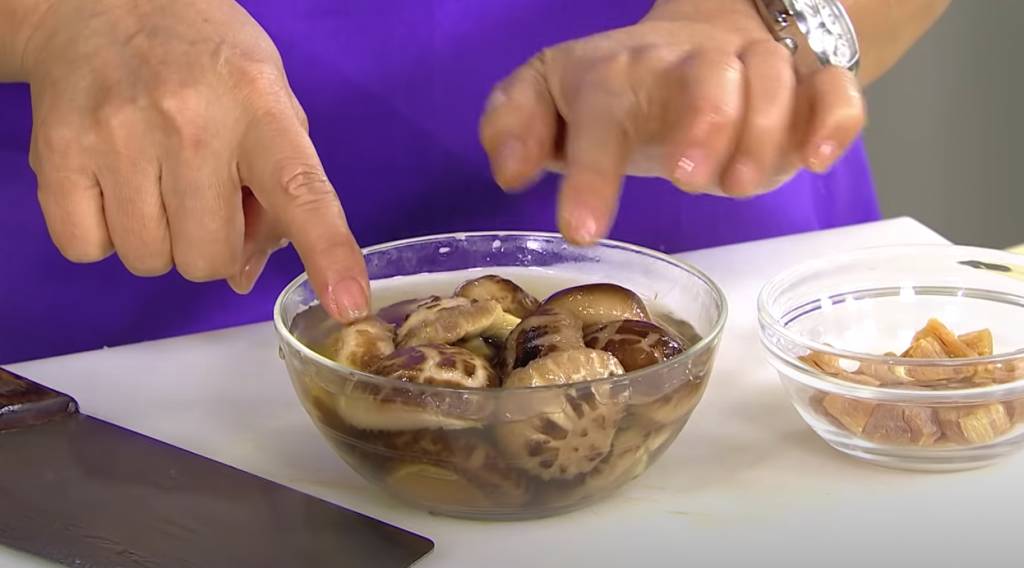 蘿蔔糕食譜 用水浸泡冬菇過面至軟身圖片來源：TVB Big Big channel煮食節目《COOK》影片截圖，冬菇水留用。