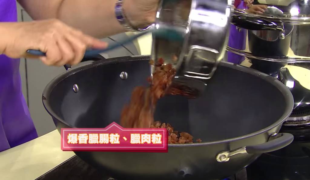 蘿蔔糕食譜 用1湯匙油爆香臘腸粒及臘肉粒。圖片來源：TVB Big Big channel煮食節目《COOK》影片截圖