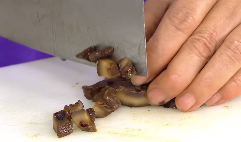 蘿蔔糕食譜 秘製冬菇切粒。圖片來源：TVB Big Big channel煮食節目《COOK》影片截圖
