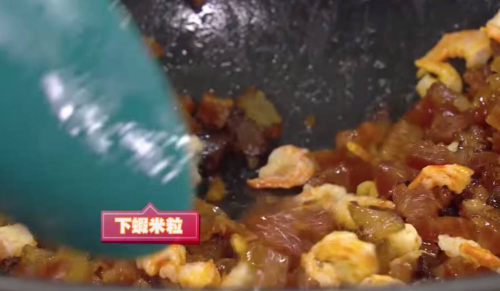 蘿蔔糕食譜 蝦米碎下鑊後灒紹興酒。圖片來源：TVB Big Big channel煮食節目《COOK》影片截圖