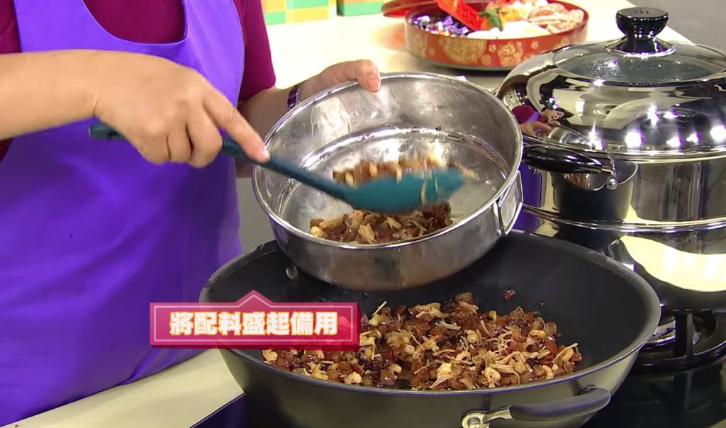 蘿蔔糕食譜 盛起配料。圖片來源：TVB Big Big channel煮食節目《COOK》影片截圖