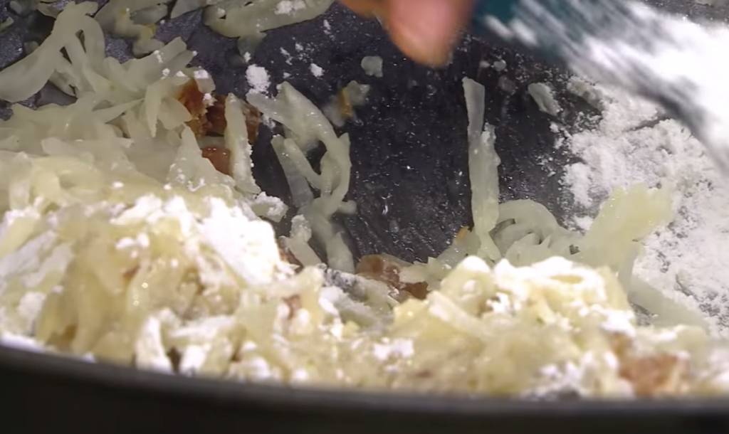 蘿蔔糕食譜 逐少倒入粘米粉，攪勻成糊狀。圖片來源：TVB Big Big channel煮食節目《COOK》影片截圖