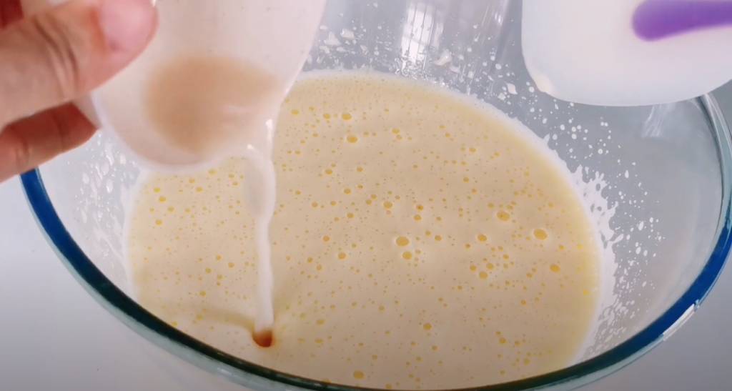 黃金糕食譜 將酵母水加入蛋漿內拌勻。