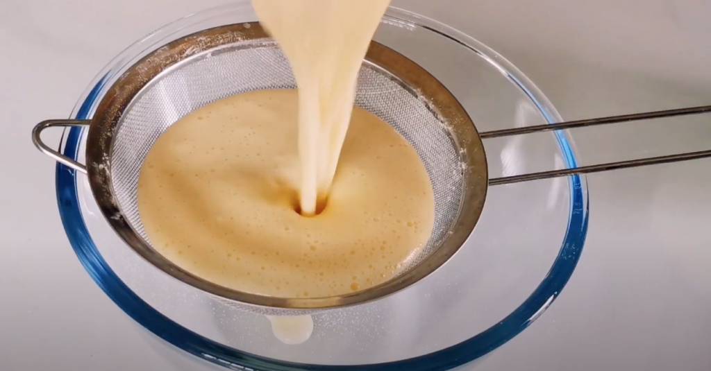 黃金糕食譜 把混合物過篩，令粉漿變得幼滑。