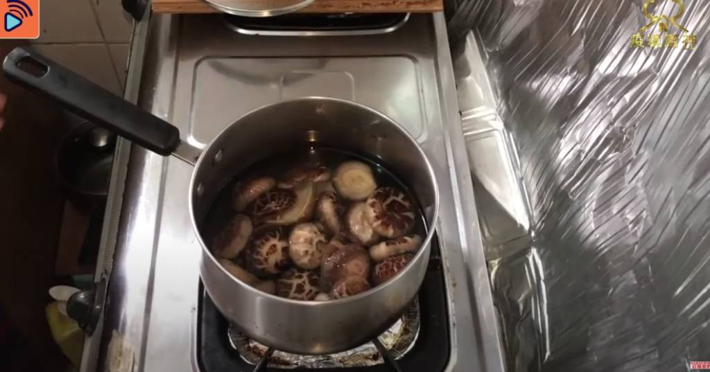 冬菇食譜 潷兩碗冬菇，兩碗水，大火煲。