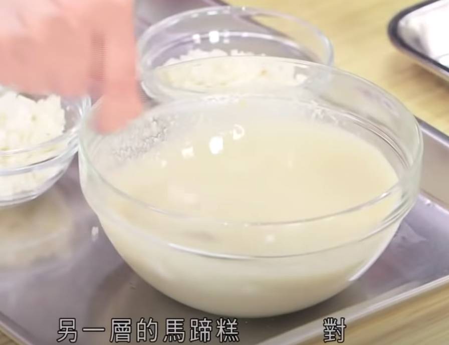馬蹄糕食譜 開始整第二層，將馬蹄粉放入黑蔗糖水，慢慢攪勻，變成第二層的粉漿。