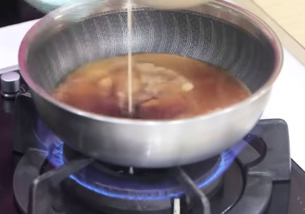 馬蹄糕食譜 煮黑蔗糖水期間加入第二層的粉漿、馬蹄，不斷攪動，至變成黏稠。