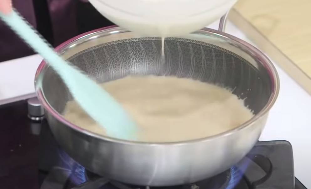 馬蹄糕食譜 煮黑蔗糖水期間加入第三層的粉漿、馬蹄，不斷攪動，至變成黏稠。