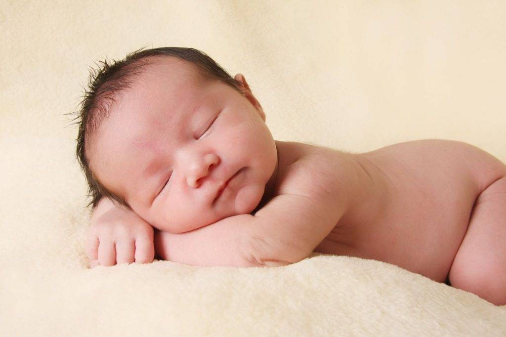 趴睡 很多媽媽推崇趴睡的原因是讓孩子好睡，和靚頭型。