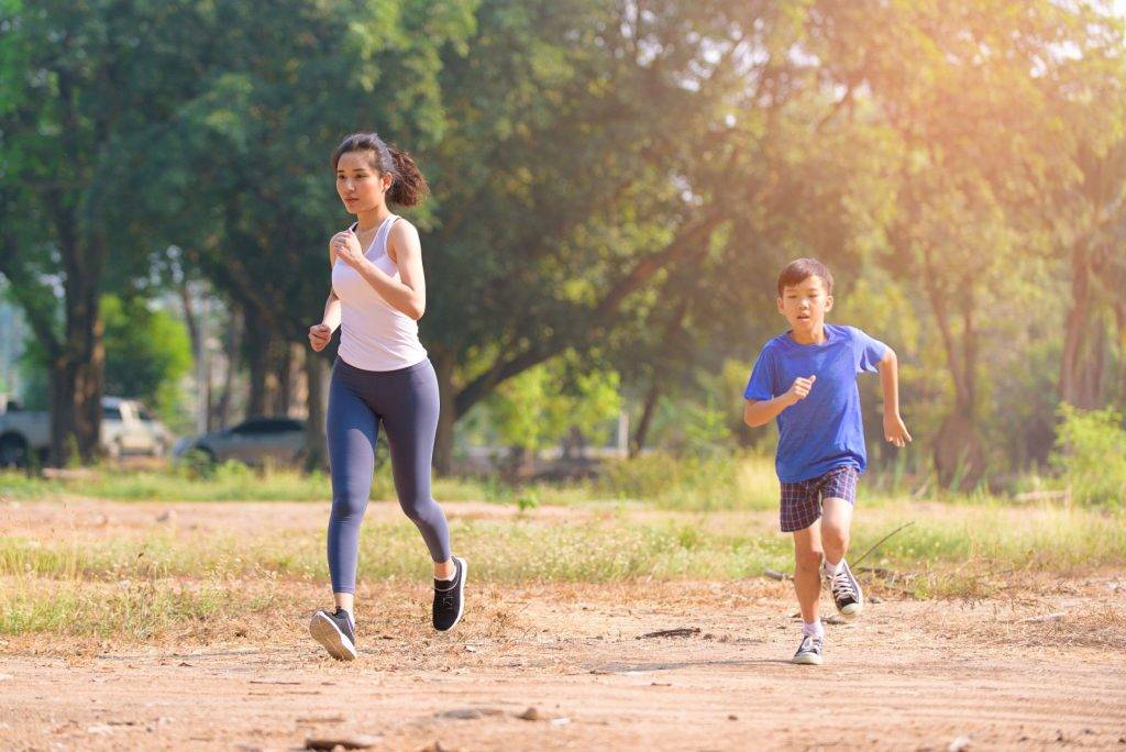 孩子成長 家長有否發現，那些年孩子跟著你跑，多年後孩子長大了，跑得比父母更遠更久？這是孩子成長的證明。