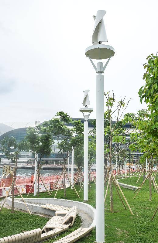 海濱長廊 新開放的空間亦增添了不少可持續的元素，包括風力發電照明系統及沿散步小徑裝設的太陽能路燈，以及由香港木庫利用在颱風中倒塌的樹木而建造的「小島•小息」公共藝術座椅，令場地的設施做到既實用美觀，又具環保意義。
