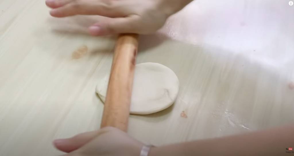 蔥油餅食譜 每塊都要壓扁，用棍轆平到大概1mm厚。