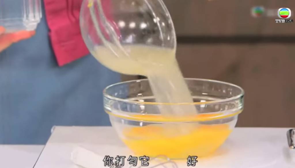 朱千雪 打發雞蛋，加上湯，比例為1:1.5， 攪勻。