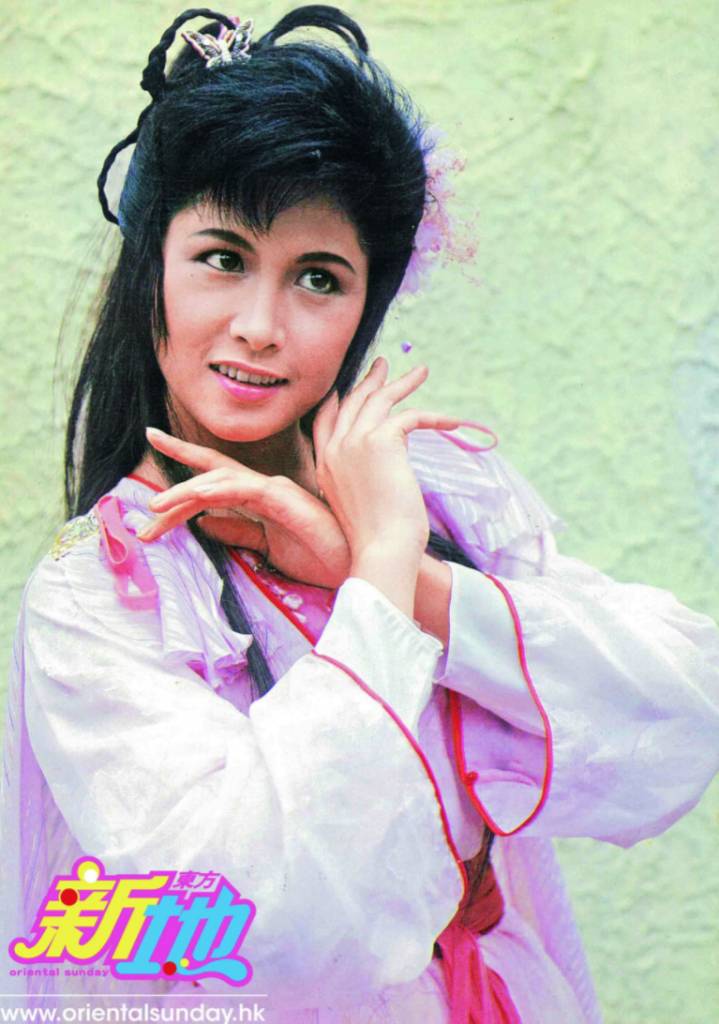 邵美琪 22歲嬌俏古裝造型：87年邵美琪喺TVB劇集《飲馬江湖》演紅葉堡主女兒柳凝姬，個性天真善良，古裝造型相當嬌俏。