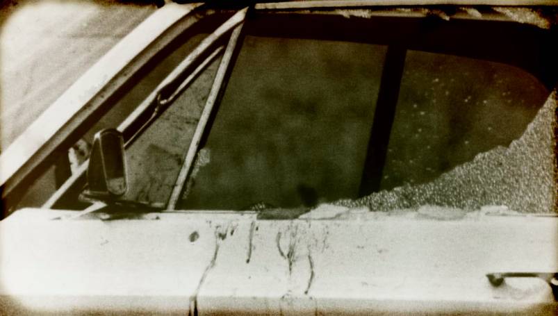 警方發現巴伯博奇托的座車車窗上有血跡，車窗是由裏向外遭到破壞。（圖片來源：Netflix《與狼為鄰》）