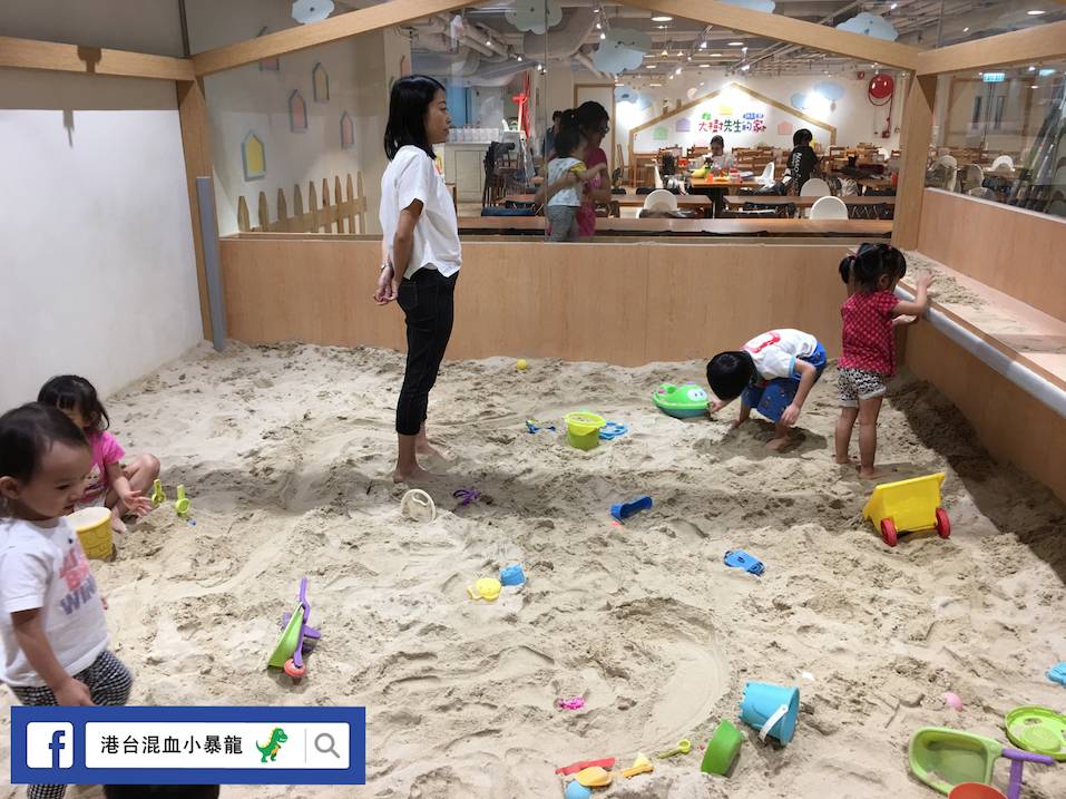 大樹先生的家 沙池中使用的沙粒並非來自一般沙灘，而是台灣直送的高爾夫球沙坑沙（圖片授權：暴龍媽媽）