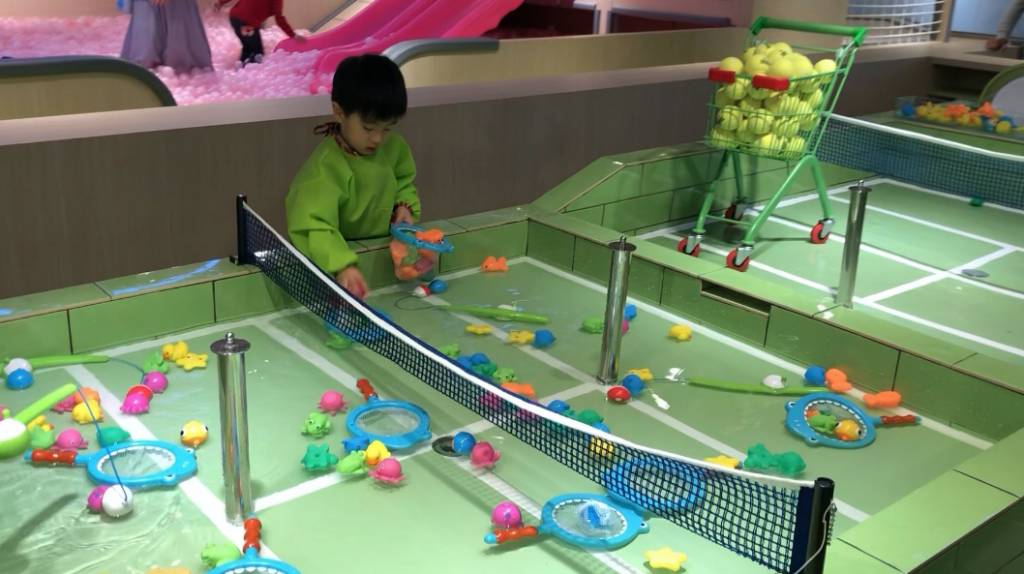 大樹先生的家 而玩水區是香港playroom少有的設施，玩水區設有防水圍裙，進到玩水區前穿上就不怕弄濕（圖片授權：暴龍媽媽）