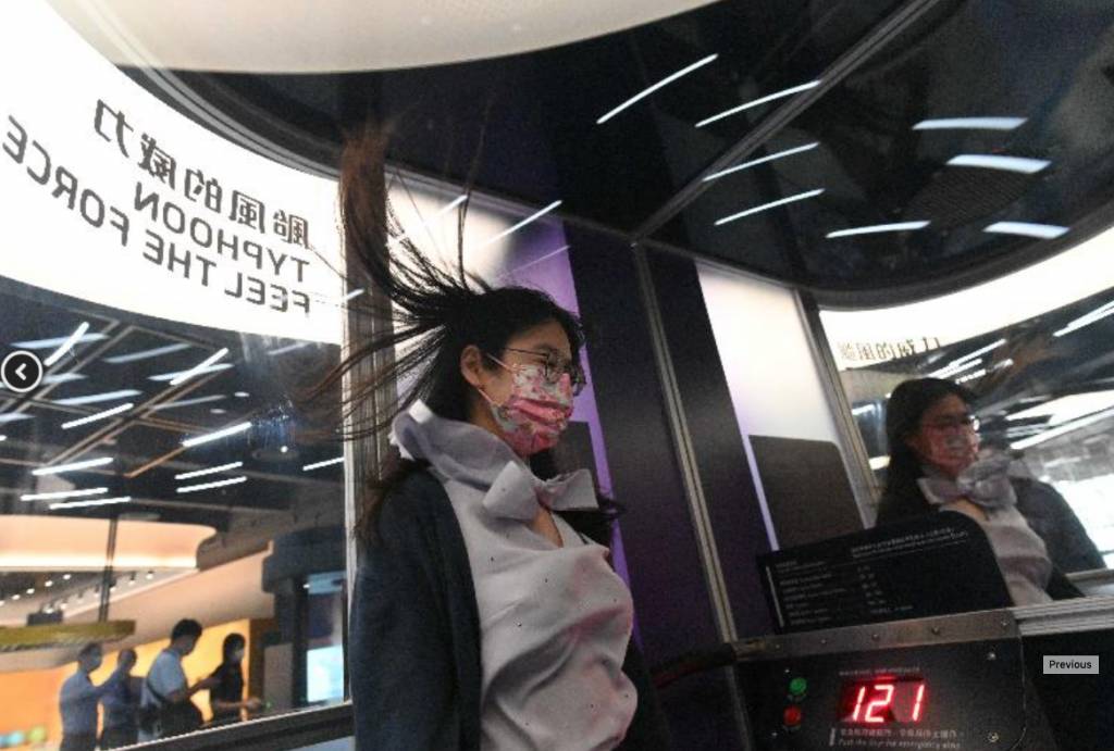科學館 颱風模擬室，參觀者可親身體驗每小時高達約一百二十公里風速的威力。