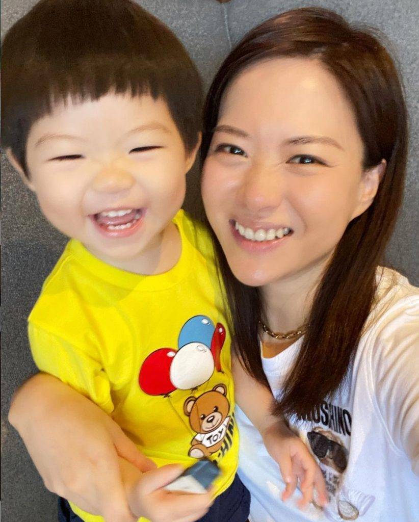 葵青區中學 演員、媽媽董敏莉亦是著名校友之一。圖片來源：monietung@Instagram
