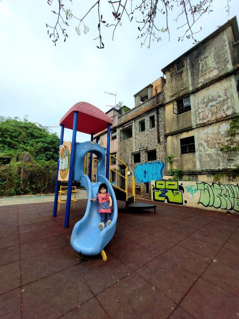 馬灣 村內的荒廢遊樂場，背後有些塗鴉背景嘅建築物，好似去了另一國度遊玩。