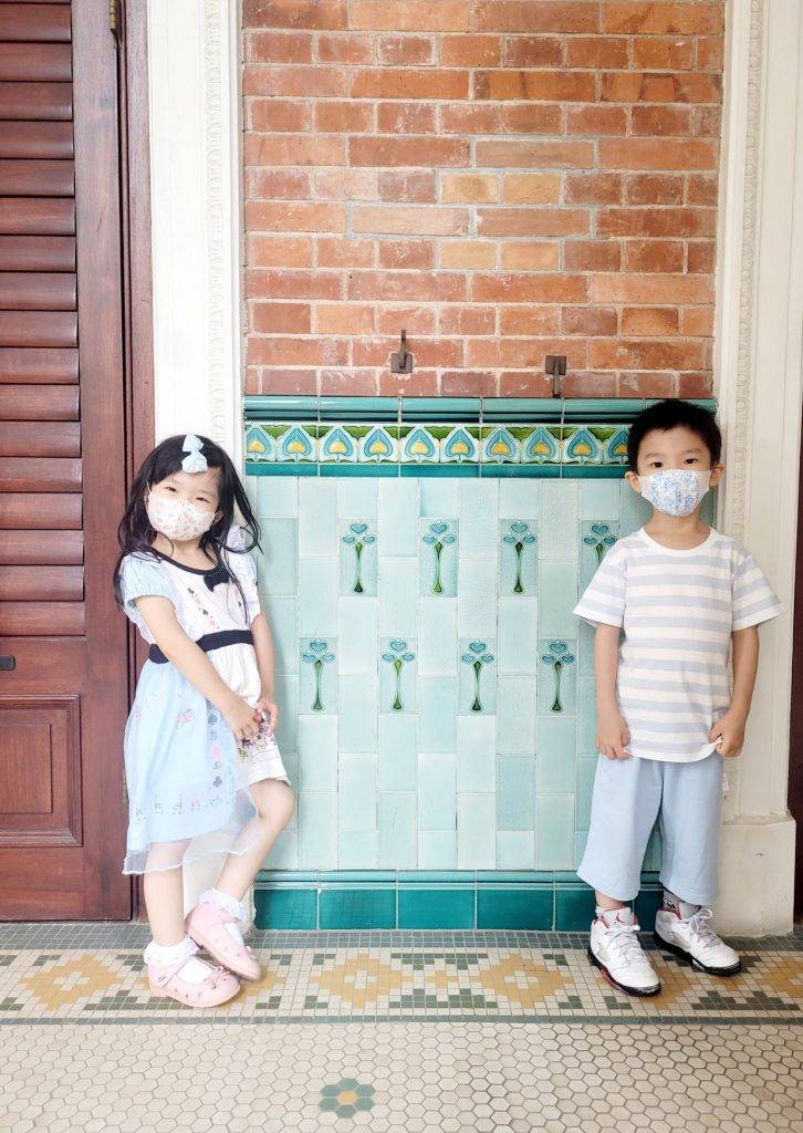 中環 最可愛的是進入陽台的小門，門柄設計較矮，小朋友可以自己開門，走進童話的世界