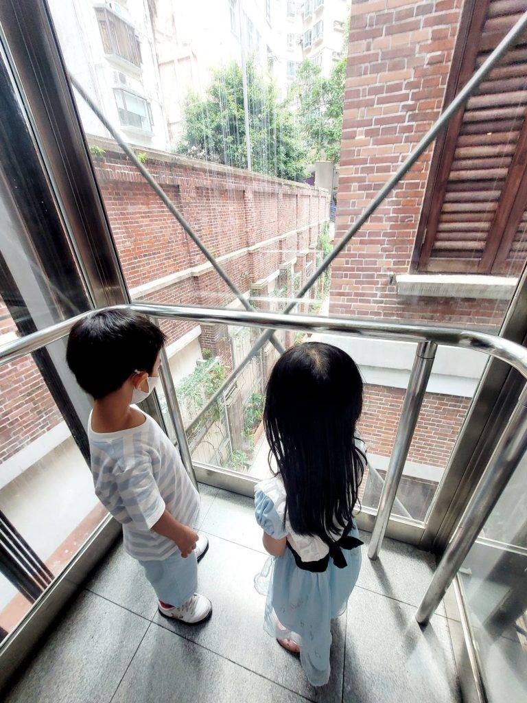 中環 電梯是全透明設計，小朋友必定覺得十分有趣