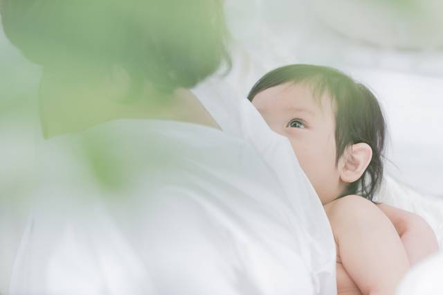 初生嬰兒用品 BB透過吸吮媽媽的乳房，才能刺激荷爾蒙分泌，促使乳房生產更多奶水。