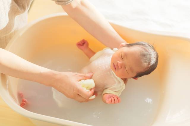 初生嬰兒用品 BB洗澡之前，爸媽也應該先脫下手上的飾物，並再洗手，以確保衛生環境。