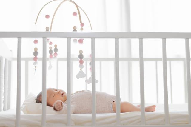 初生嬰兒用品 選擇嬰兒睡覺用品時，也要注意BB睡覺的環境中的床架結構和材料是否足夠安全。