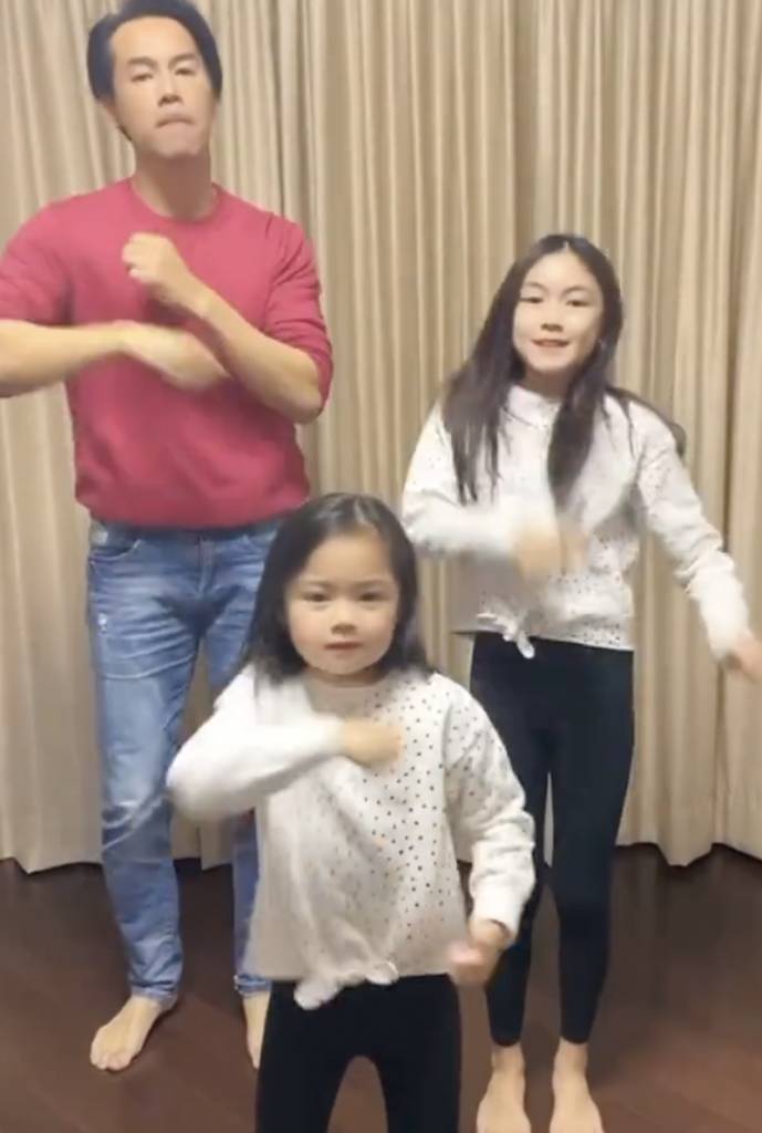 一家人跳舞都是很好的親子運動。