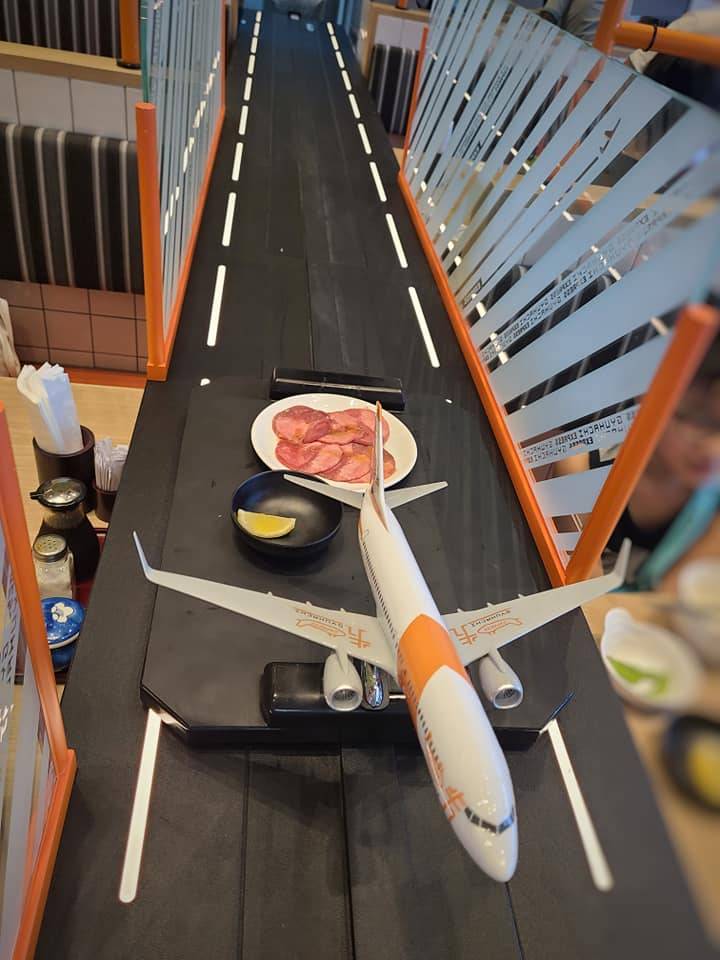親子餐廳 因為成個設計實在太過癮，小朋友見到飛機喺跑道衝，出嚟送餐都覺得好得意！