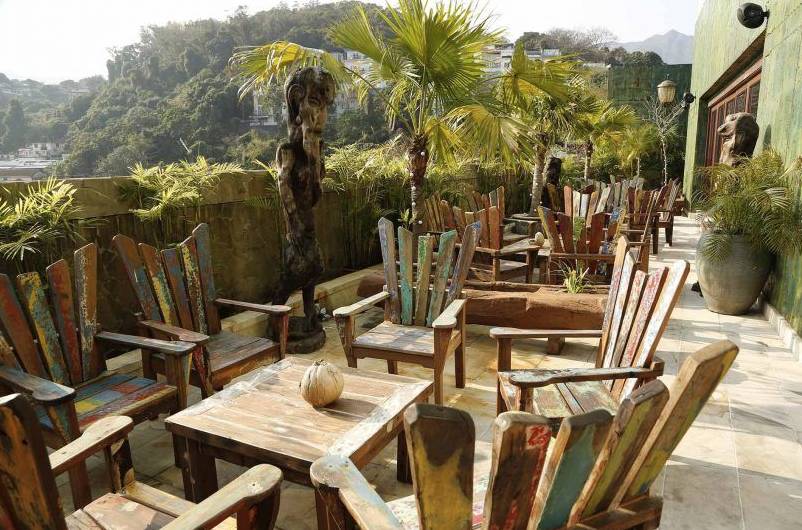 親子餐廳 室外區更富異國風情，木造枱凳及椰子擺設令人有置身夏威夷的感覺！