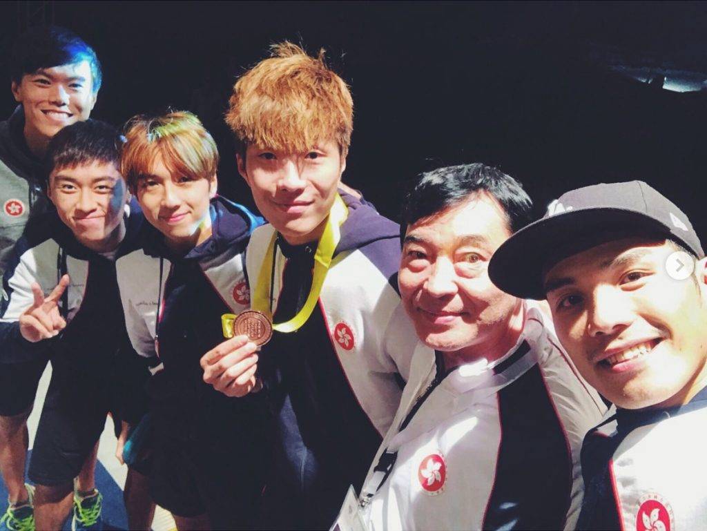 張家朗 2014年9月，張家朗以香港代表身分參加亞運會，夥拍楊子加、張小倫和崔浩然贏得男子花劍團體賽銅牌。