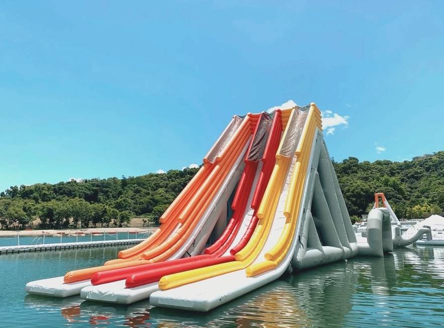 水上樂園 10米高的巨形三色滑梯