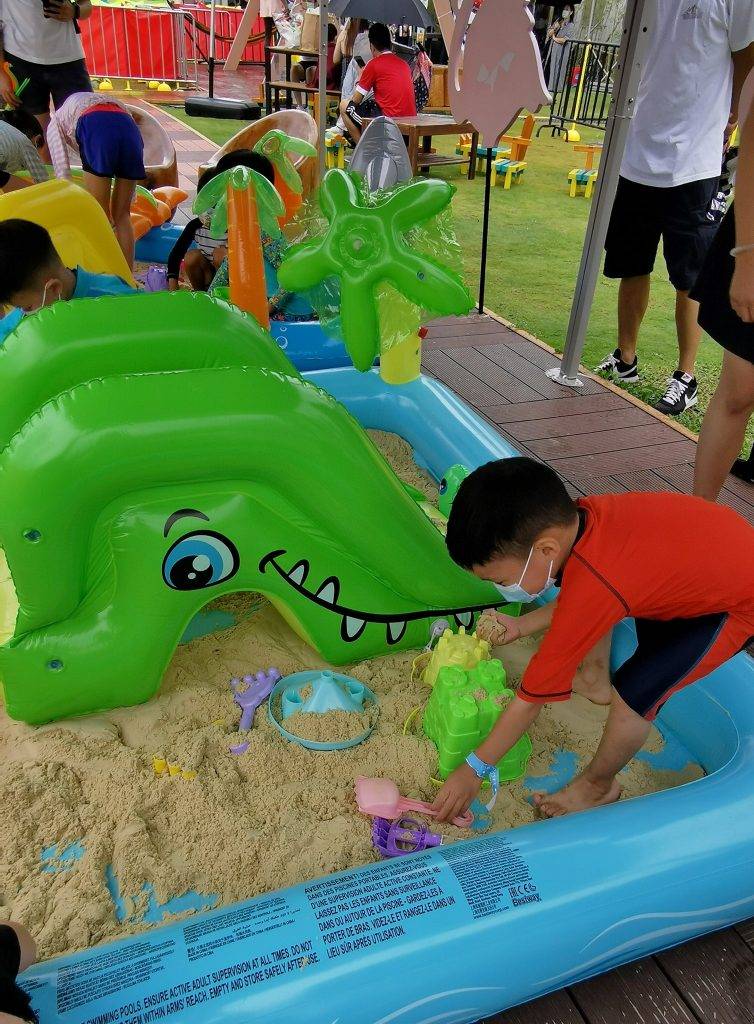 嘉年華 帳幕下玩沙 有時因為天雨關係唔可以去沙灘玩沙，仔仔和好友在帳幕下玩沙。