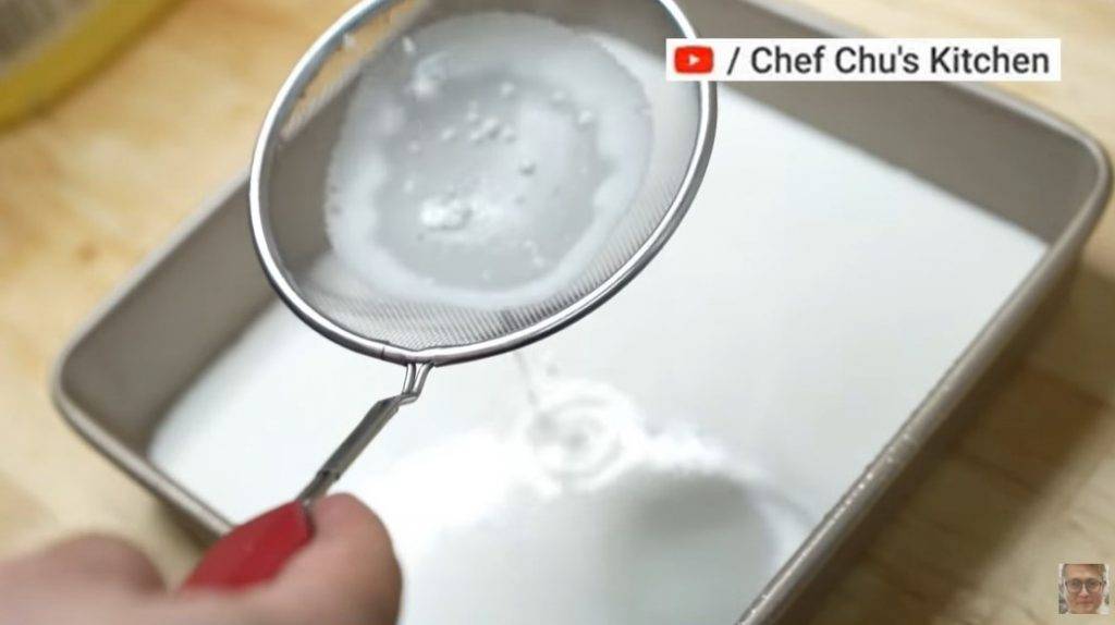 芒果糯米糍食譜 芒果糯米糍食譜 步驟3. 準備一個盤，先在盤上掃一層油，過篩倒入攪拌好的粉漿。