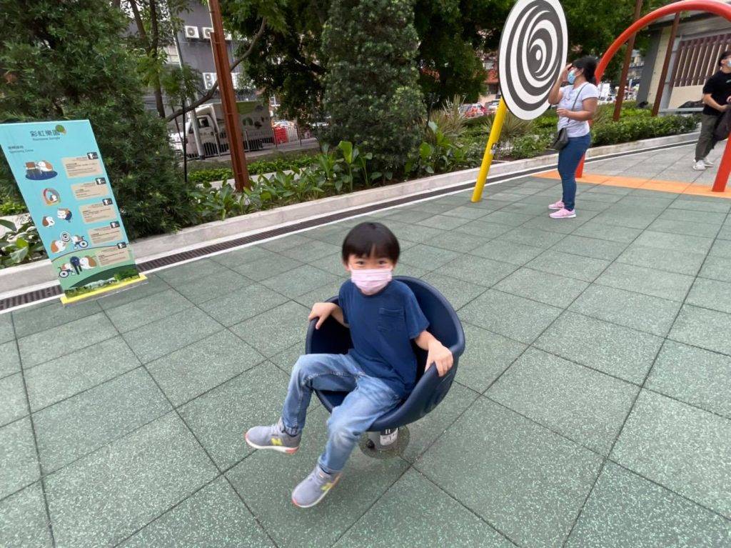 新蒲崗東啟德公園 旋轉椅子適合1歲+），旋轉椅子帶嚟速度嘅樂趣。