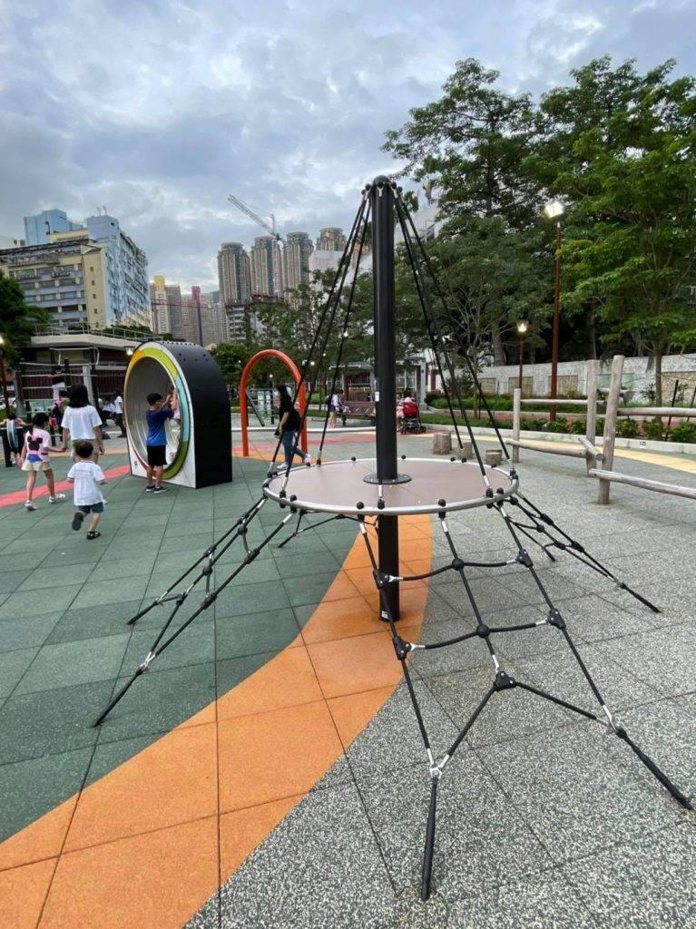 新蒲崗東啟德公園 繩網攀爬架適合3歲+）  ，鍛鍊小朋友四肢／肌肉力量同協調能力。