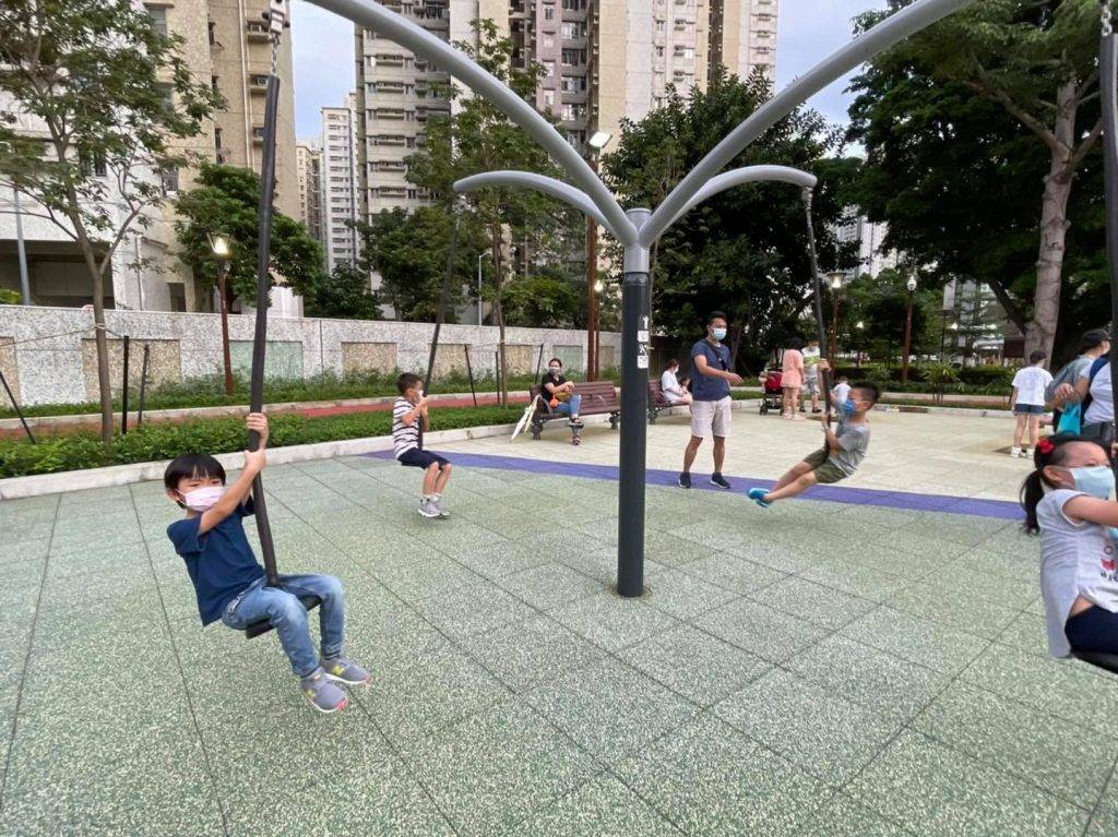 新蒲崗東啟德公園 旋轉吊椅適合5-15歲），罕見少有＋刺激好玩，又可以訓練平衡感。