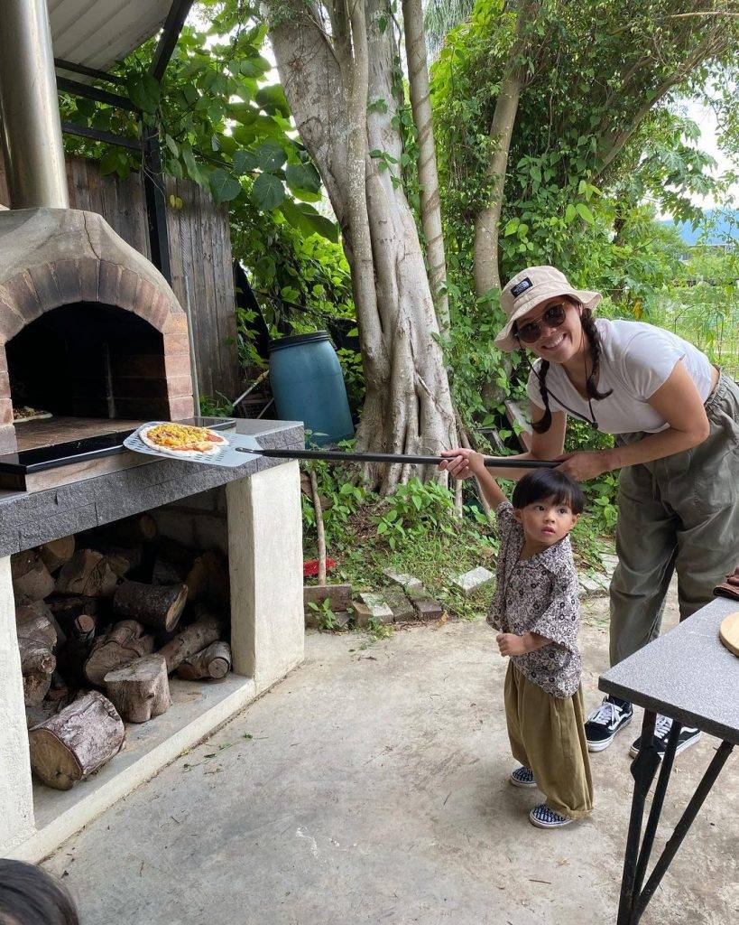 親子農莊 可以和小朋友一起把pizza放入爐。