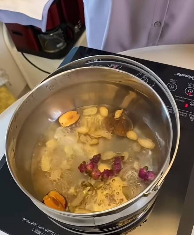 養生潤喉茶食譜 養生潤喉茶食譜：準備一鍋清水，煲滾後將所有材料放入水中，小火煲20分鐘。